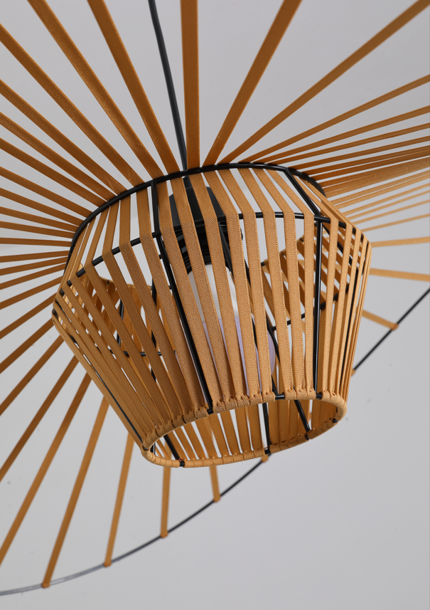 Goudbruine design hanglamp in hoedvorm – ideaal voor moderne interieurs