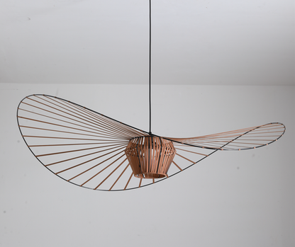Sfeervolle hoedlamp in koperkleurig metaal voor een warm lichtaccent.