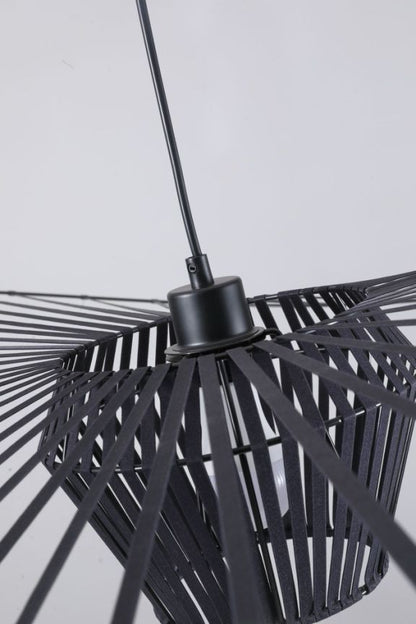 Stijlvolle zwarte hanglamp in hoedvorm, ideaal voor sfeervolle verlichting.