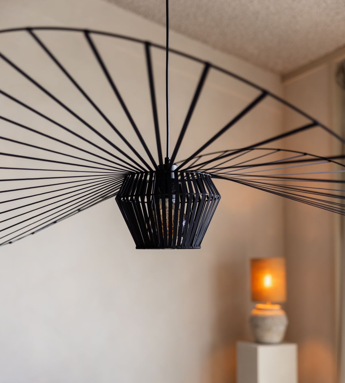 Filigrane Designerlampe im Japandi-Stil