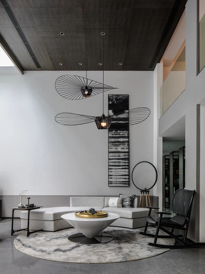 Vertigo lamp in zwart, geschikt voor zowel woonkamers als designgerichte werkruimtes.